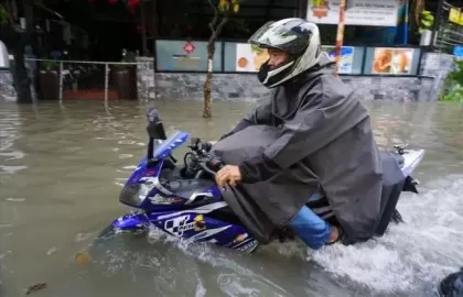 Bí kíp đi xe máy qua vùng ngập nước sâu an toàn