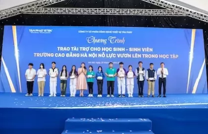 Trao học bổng 120 triệu đồng - Chắp cánh ước mơ cho sinh viên nghèo vượt khó